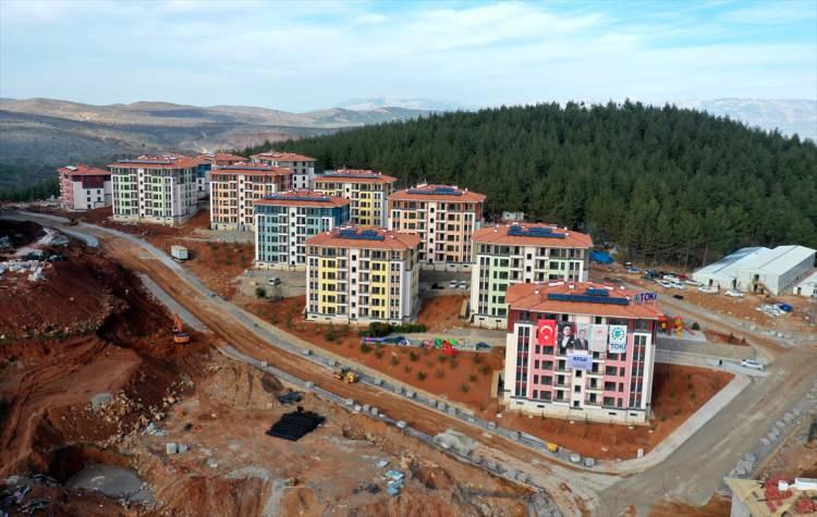 <p>Balıkesir'de Balıkesir Emlak Konutları, Antalya'da Park Yaşam Antalya projeleri, İzmir'de ise All Sancak ve Evora İzmir projeleri bulunuyor.</p>

<p> </p>
