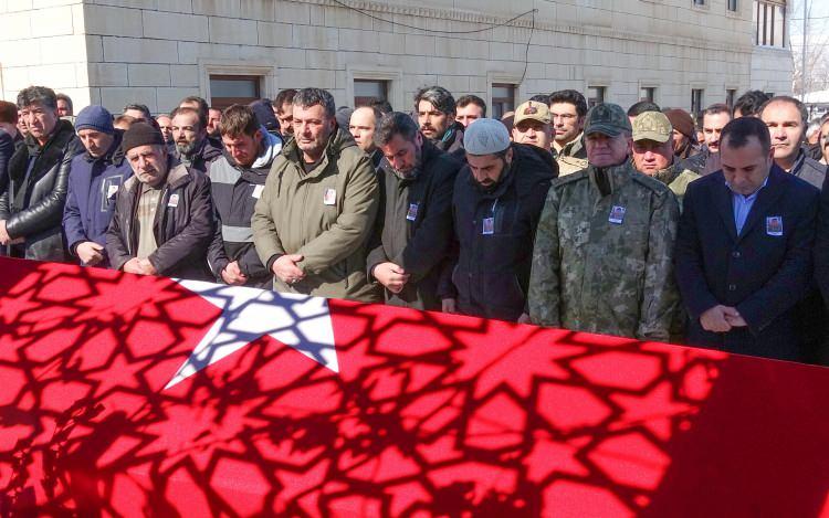 <p>Kaza, 13 Şubat'ta saat 20.00 sıralarında, kar yağışının etkili olduğu Genç ilçesi Doğanca mevkisinde meydana geldi.</p>