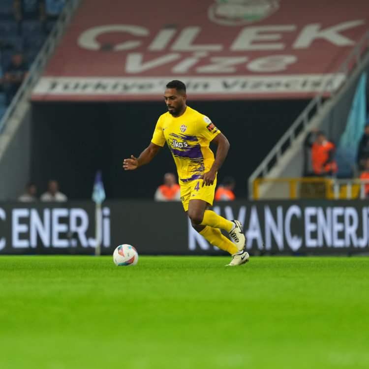 <p>Luccas Claro<br />
<br />
Kulüp: Eyüpspor<br />
<br />
Yaş: 33<br />
<br />
Mevki: Stoper</p>
