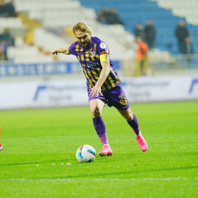 <p>Caner Erkin<br />
<br />
Kulüp: Eyüpspor<br />
<br />
Yaş: 36<br />
<br />
Mevki: Sol Bek</p>