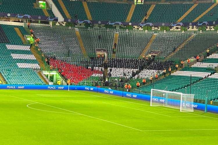 <p>UEFA ve FIFA'ya İsrail takımlarının futboldan men edilmesi çağrısında bulunan yeşil-beyazlı taraftarların yer aldığı tribünde "Kick Israel out of football" (İsrail'i futboldan atın) yazılı pankart açıldı.</p>
