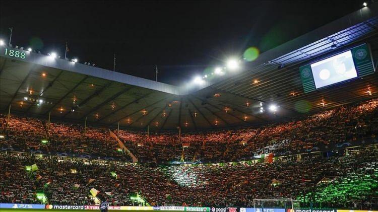 <p>Gazze'ye desteklerinden dolayı daha önce UEFA'nın cezalandırdığı Celtic taraftarları, geri adım atmadığını Avrupa futbolunun kulüpler düzeyindeki en üst organizasyonunda gösterdi.</p>

<p> </p>

<p>İskoç taraftarlar, bu sezon UEFA organizasyonundan elense de İskoçya liginde de takımlarına desteğin yanı sıra tribünlerde Filistin bayrakları açarak İsrail'i protesto ediyor.</p>

<p> </p>

<p> </p>

<p> </p>

