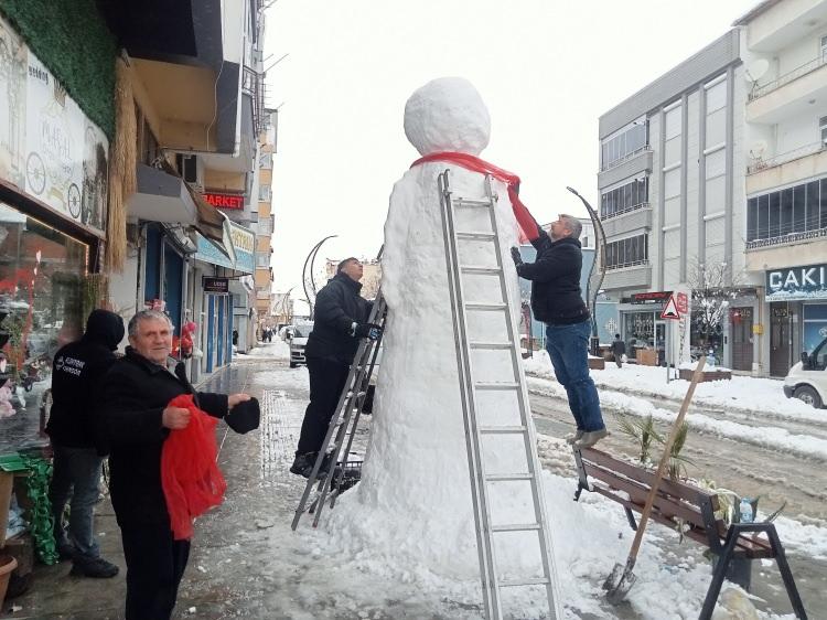 <p>Samsun'un Terme ilçesinde etkili olan kar yağışını fırsat bilen 6 esnaf, yaklaşık 3 metre boyunda kardan adam yaptı.</p>
