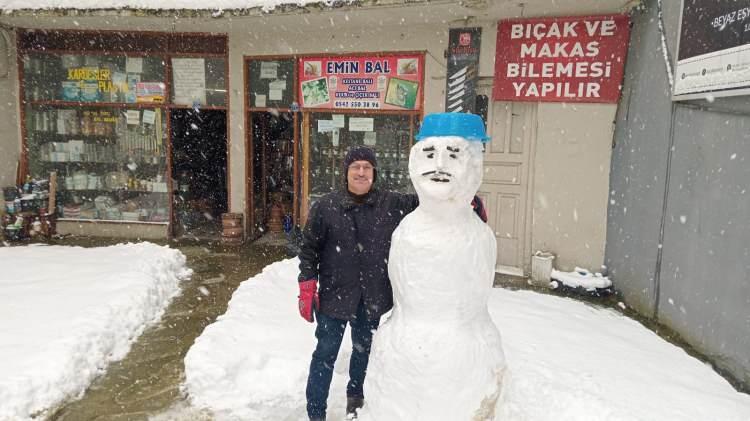 <p>Düzce'de müşteri bulamayan esnaf, zamanını kardan adamlara harcadı. Esnaf, dükkânlarının önünde karın tadını çıkarmak için kardan adam yaparak hem müşteri bekledi hem de zaman geçirdi.</p>