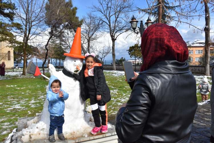 <p>Trabzon'da iki gündür aralıklarla yağan karın ardından çocuklar, kar topu oynayarak eğlenirken, bazıları da aileleriyle kardan adam yaptı.</p>