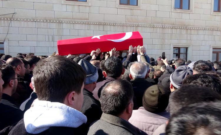 <p>Kaya ailesinin 6 çocuğundan 3'üncüsü olan Abdullah Kaya'nın Türk bayrağına sarılı tabutu, namazın kılınacağı alana taşındı.</p>