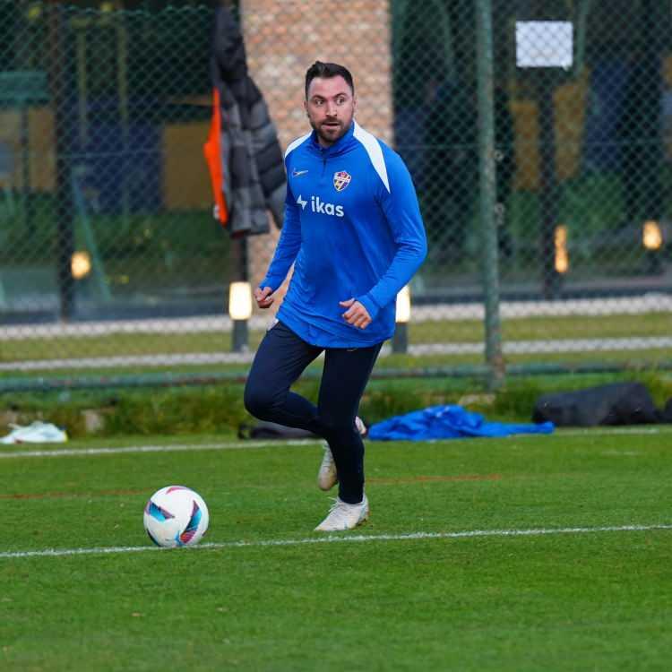 <p>Sinan Gümüş<br />
<br />
Kulüp: Eyüpspor<br />
<br />
Yaş: 31<br />
<br />
Mevki: Sağ Kanat</p>
