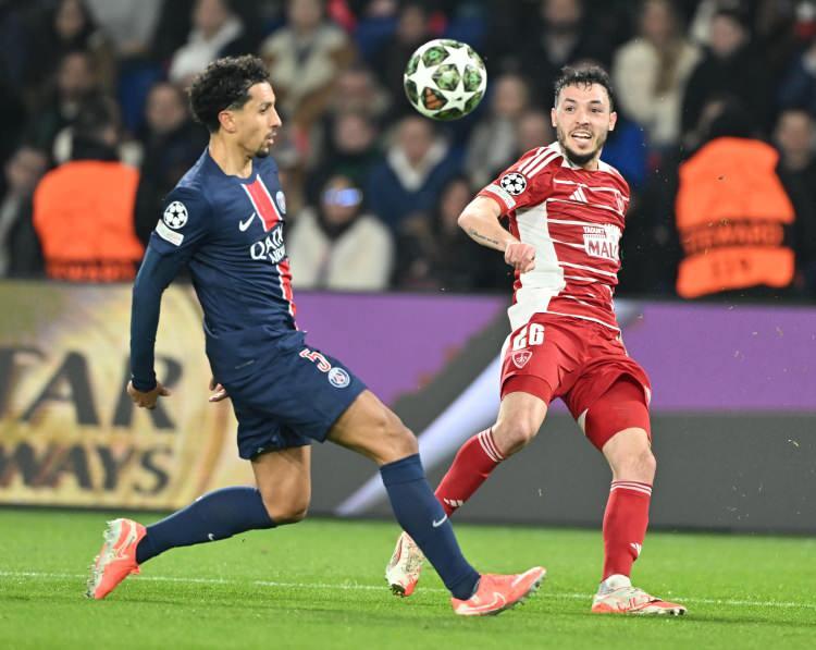 <p>* PSG</p>
<p>Paris Saint-Germain, ilk müsabakada 3-0 mağlup ettiği Brest'e rövanşta da 7-0 üstünlük kurarak tur atladı.</p>
<p>PSG, <em><strong>"Devler Ligi"</strong></em>nde oynanan bir müsabakada 7 farklı oyuncusu gol sevinci yaşayan ilk takım oldu.</p>