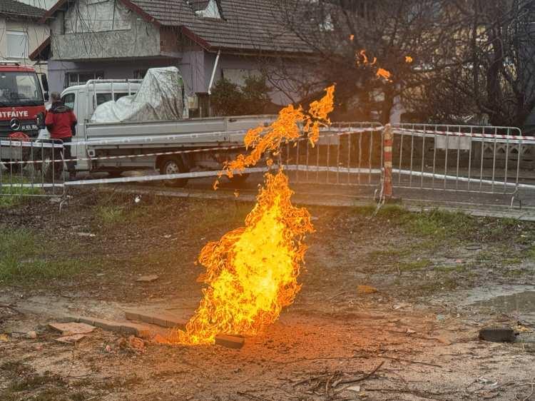<p>2 gündür devam eden yangında ekiplerin bölgedeki çalışmaları sürüyor.</p>