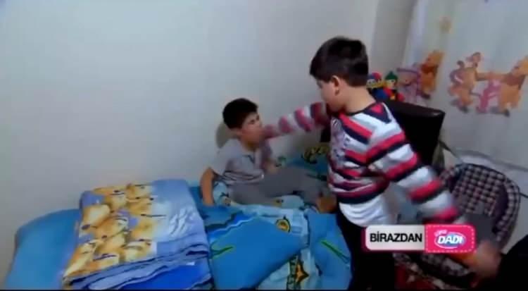 <p>Aile içerisindeki öfkeli hareketleri ve kardeşine şiddet uyguladığı enteresan görüntüler ile çoğu zaman mizahi paylaşımlara da konu olmuştu.</p>