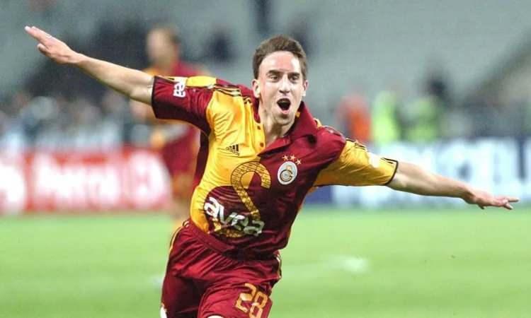 <p>* 11 Mayıs 2005 <br />
<br />
* Galatasaray - Fenerbahçe: 5-1<br />
<br />
* İstanbul Atatürk Olimpiyat Stadı'nda oynanan Türkiye Kupası finalini Galatasaray 5-1 kazandı. Sarı kırmızılıların bu galibiyeti en az Fenerbahçe'nin 6-0'lık galibiyeti kadar konuşuldu.</p>