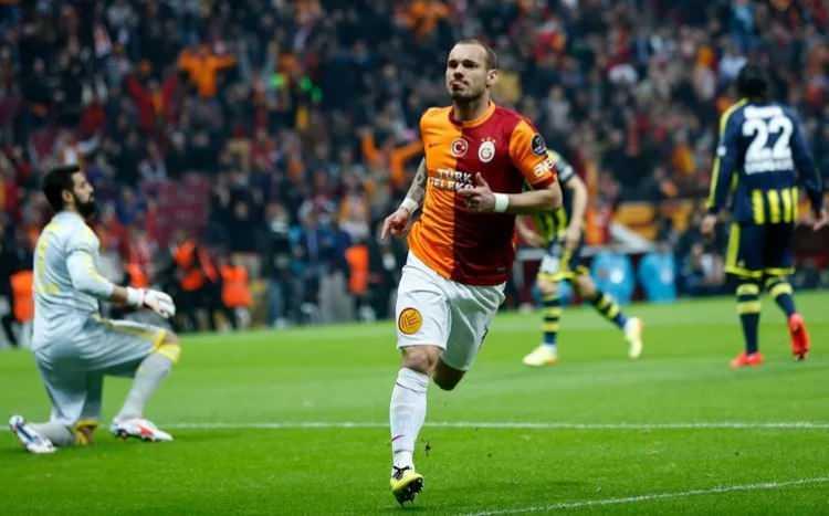 <p>* 18 Ekim 2014 <br />
<br />
* Galatasaray - Fenerbahçe: 2-1<br />
<br />
* Wesley Sneijder, Fenerbahçe ağlarına gönderdiği iki jeneriklik golle maçın kahramanı oldu.</p>