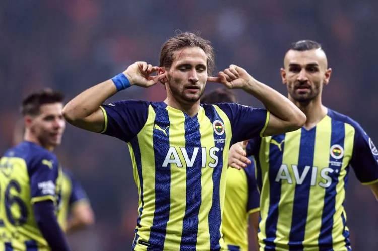 <p>* 21 Kasım 2021<br />
<br />
* Galatasaray - Fenerbahçe: 1-2<br />
<br />
* Galatasaray, Fenerbahçe'yi konuk ettiği maçta öne geçmesine rağmen skoru koruyamadı ve rakibine 2-1 mağlup oldu.</p>