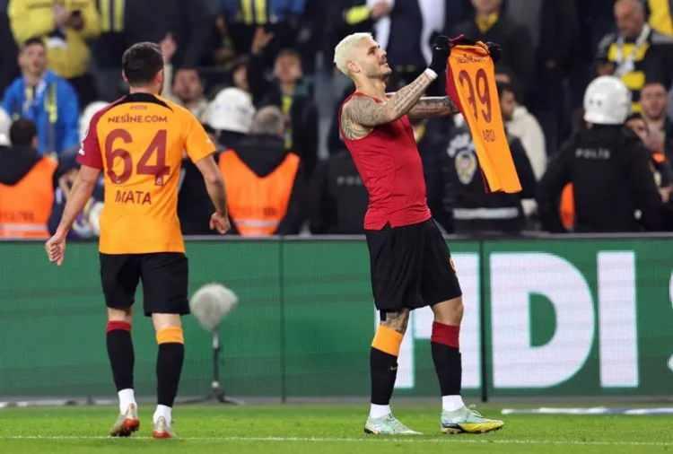 <p>* 8 Ocak 2023<br />
<br />
* Fenerbahçe - Galatasaray: 0-3<br />
<br />
* 2022 FIFA Dünya Kupası arası nedeniyle 1 aylık aranın ardından Kadıköy'de karşılaşan iki ezeli rakibin maçında kazanan rahat bir skorla Galatasaray oldu.</p>