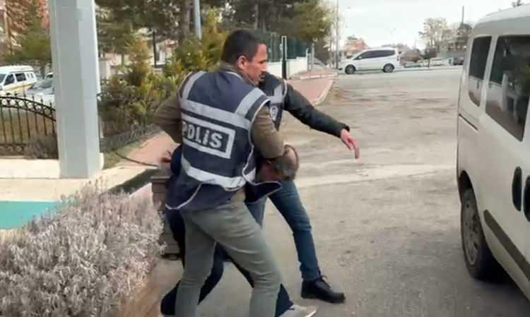 <p>Daha sonra Atlar'ın arkadaşlarıyla parayı paylaştıktan sonra Karaman'a döndüğü, diğer arkadaşlarının başka illere gittiği öğrenildi.</p>
