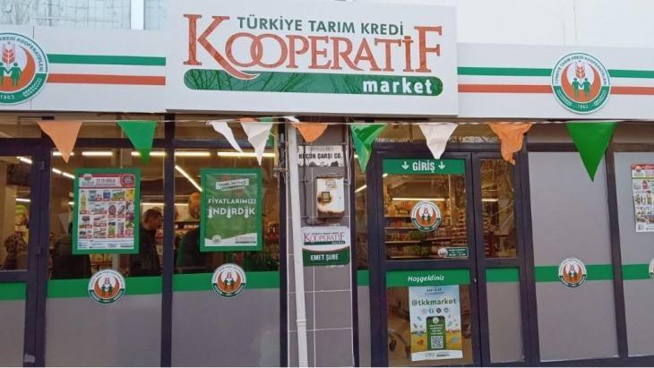 <p>Anadolu marka 830 gram salça 26.90 TL'den, 5 kilogram un 84.50 TL'den, 1 kilogram kuru fasulye 58.90 TL'den. </p>

<p> </p>
