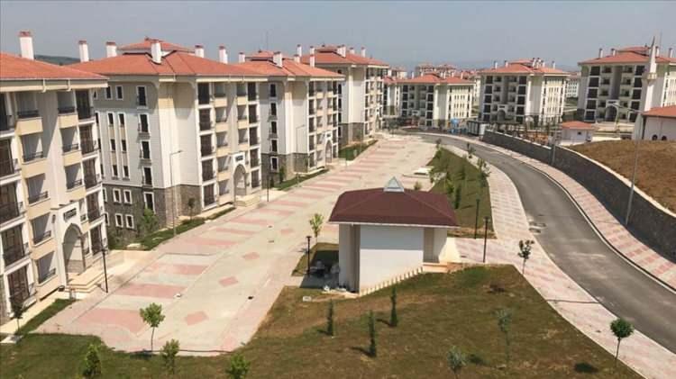 <p>Kura tarihi 14 Mart 2025 olarak açıklandı. Başvuruya alınacak konut tipleri 2+1 olarak belirtilirken, sözleşme imzalanacak banka şubesi T. Halk Bankası AŞ. Kırklareli olarak duyuruldu.</p>
<p> </p>