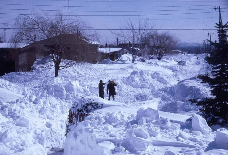 <p><strong>80 SANTİMETREYE KADAR YAĞDI</strong></p>
<p> </p>
<p> Mart poyrazı, 3 Mart - 5 Mart 1971 tarihleri arasında Doğu Kanada'nın bazı bölgelerini vurarak klasik kar fırtınası koşulları oluşturdu.. Montreal 24 saat içinde 16,8 inç (43,2 santimetre) karla kaplandı. Quebec'teki bazı bölgeler 32 inç (80 santimetre) kadar kar aldı.</p>