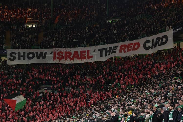 <p>Dünya genelinde 30'dan fazla ülkede Filistin'e destek için protesto gösterileri düzenlemesi için çalışma yaptığını duyuran Celtic'in "Yeşil Tugay" (Green Brigade) taraftar grubu, İskoçya ile birlikte İspanya'dan Şili'ye, Türkiye'den İtalya'ya Endonezya'dan Belçika'ya birçok ülkede yapılan maçlarda tribünlerden farklı dil, ırk ve dine mensup taraftarı bir araya getirerek "İsrail'e Kırmızı Kart Göster" (Show Israel The Red Card) pankartları açılmasını sağladı.</p>