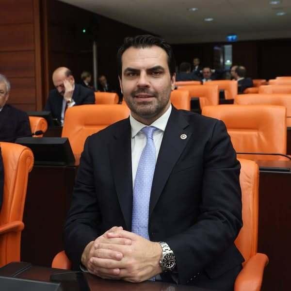 <p>Gökhan Diktas</p>

<p>İstanbul – 1979, Adnan, Tükan. İş insanı; ilkokulu Çorlu'da, ortaokul ve liselerini İstanbul Tercüman Kolejinde tamamladı. Anadolu Üniversitesi İktisadi ve İdari Bilimler Fakültesi Kamu Yönetimi Bölümü'nü bitirdi. Gebze Teknik Üniversitesi'nde İşletme alanında Yüksek Lisansını yaptı. Başta bitkisel yağ üretimi olmak üzere inşaat, plastik geri dönüşüm, ahşap palet üretimi alanında Çorlu ve Bulgaristan'da faaliyet gösteren şirketlerin yönetiminde görev aldı. Tekirdağ Tüba İstişare Kurulu üyesi, Ahi Evran Yönetim Kurulu üyesi ve Beşiktaş Jimnastik Kulübü Kongre üyesi olarak görev aldı. TBMM Çevre Komisyonu üyesi ve Türkiye-São Tomé ve Príncipe Parlamentolar Arası Dostluk Grubu Başkanıdır. İyi düzeyde İngilizce ve temel düzeyde İspanyolca bilmektedir.</p>
