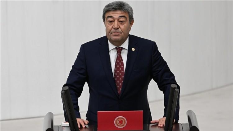 <p>Dursun Ataş</p>

<p>Kayseri / Pınarbaşı – 1966. Astsubay, iş insanı; ilk ve ortaöğrenimini Pınarbaşı’nda, liseyi Kayseri Sümer Lisesi’nde tamamladı. Hava Teknik Okulu’nu hava astsubayı olarak 1987 yılında bitirdi. Hava Kuvvetleri’nin çeşitli kademelerinde 20 yıl hizmet verdikten sonra 2007 yılında emekli oldu. Emekli olduktan sonra çeşitli sektörlerde faaliyet gösteren aile şirketinin yöneticiliğini yaptı. 2009 ve 2014 yerel seçimlerinde Milliyetçi Hareket Partisi’nden Kayseri Pınarbaşı belediye başkanı seçildi. Kayseri Büyükşehir Belediyesi Meclisi’nde Milliyetçi Hareket Partisi grup başkanlığı görevini yürüttü. Kayseri milletvekili olan Ataş, TBMM Tarım, Orman ve Köyişleri Komisyonu ve Millî Savunma Komisyonu üyesi olarak görev aldı. Evli ve 3 çocuk babasıdır.</p>
