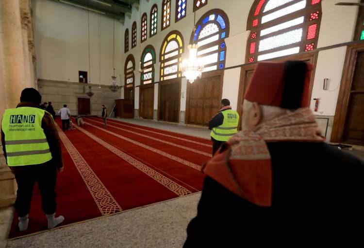 <p>Emevi Camisi'nde 43 yıldır müezzinlik yapan Muhammed Bilun, AA muhabirine yaptığı açıklamada, camide yapılan halı değişimi ve restorasyon çalışmalarından duyduğu memnuniyeti dile getirdi.</p>