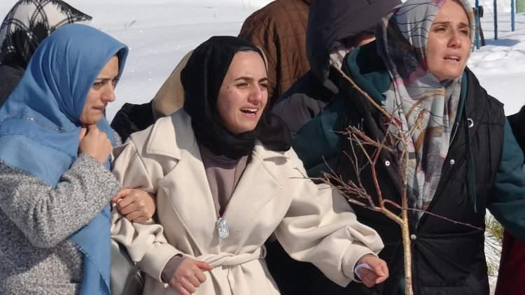 <p>Sözlüsünün künyesini boynuna asan <strong>Nefise Öztürk (25)</strong>, cenazede gözyaşlarını tutamadı ve ayakta durmakta güçlük çekti. Öztürk'ü, yakınları teselli etmeye çalıştı. </p>

