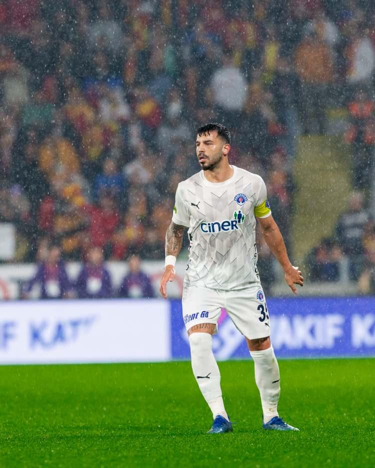 <p>Aytaç Kara<br />
<br />
Kulüp: Kasımpaşa<br />
<br />
Yaş: 31<br />
<br />
Mevki Orta Saha<br />
<br />
Piyasa Değeri: 1.20 milyon Euro</p>