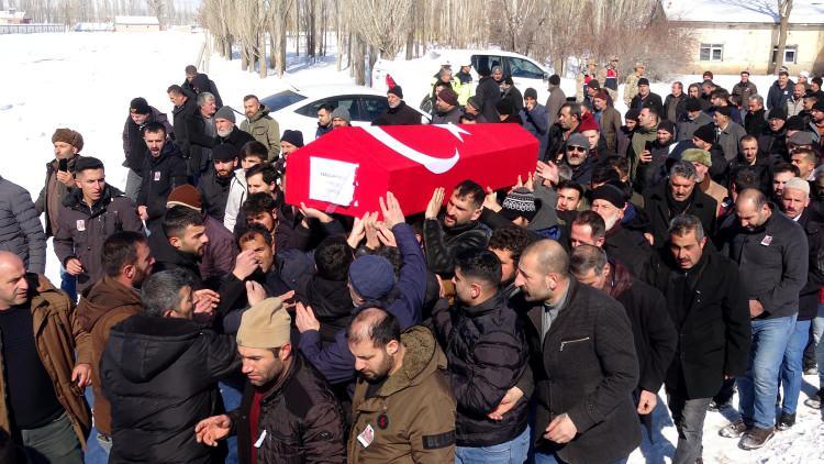 <p>Şırnak'tan Erzurum'a giden 33 CFU 60 plakalı, Mardin Seyahat'e ait yolcu otobüsü, virajlı yolda buzlanma nedeniyle kontrolden çıkıp şarampole devrildi.</p>