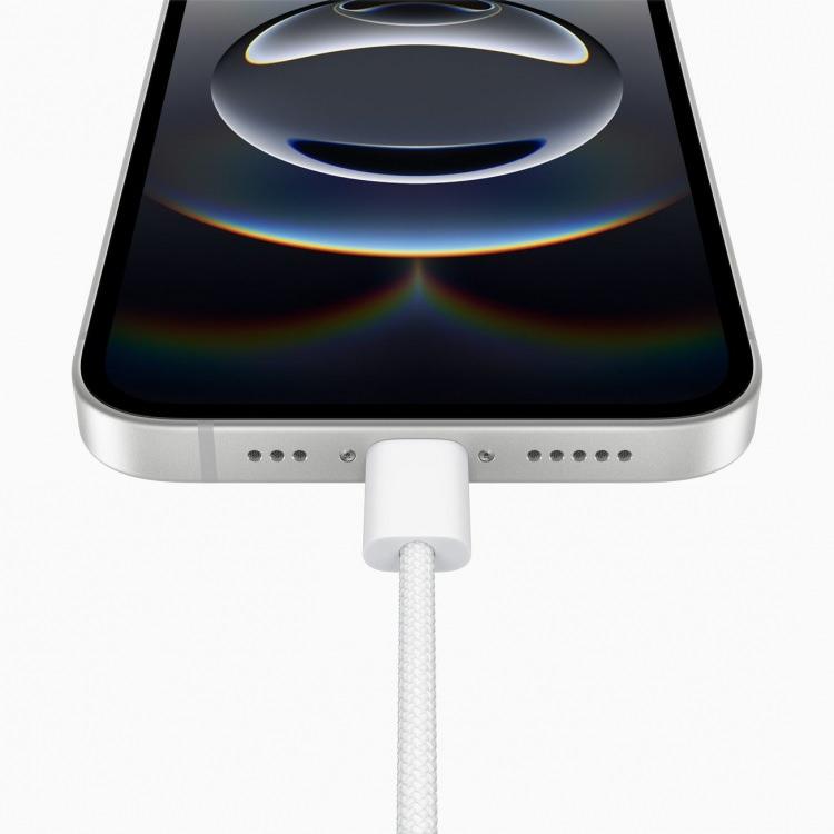<p><span style="color:#B22222"><strong>USB-C</strong></span></p>
<p>Bir bağlantı hepsine yeter.</p>
<p>iPhone 16e, hem diğer Apple aygıtlarını hem de pek çok aksesuarı bağlamak ve şarj etmek için kullanılabilen USB‑C bağlantı noktasına sahip.</p>