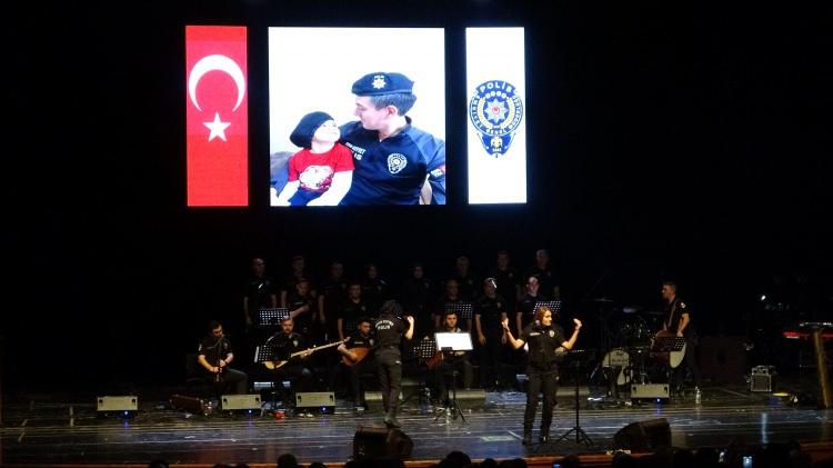 <p><strong>"Torunumu 1,5 yıl önce bacağında kasılma olduğundan dolayı hastaneye götürdük. Rahatsızlığını biz de orada öğrendik. </strong></p>
