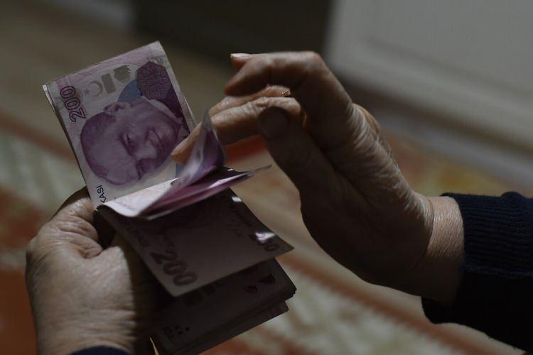 <p> Bu nedenle birçok emekli ya bir işte çalışmaya devam ediyor ya da kendi işini kurarak Bağ-Kur kapsamında faaliyet gösteriyor. </p>
