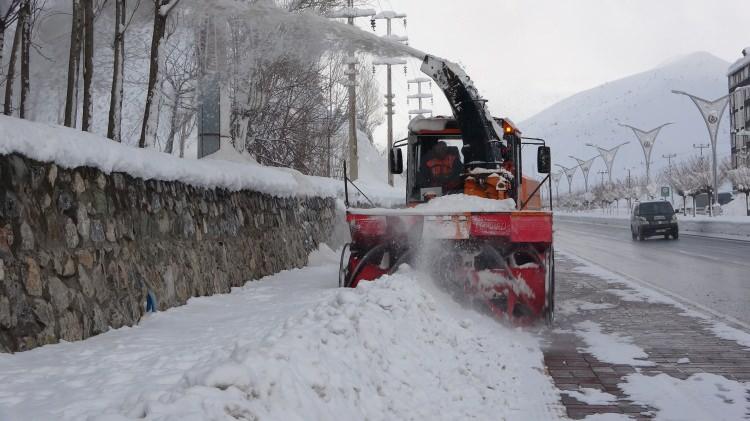 <p>Yüksek kesimlerde etkili olan kar yağışı ulaşımda aksamalara neden olurken karla mücadele ekipleri de çalışmalarını sürdürüyor.</p>