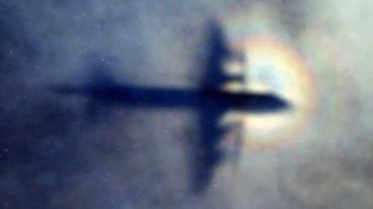 <p>The Telegraph’ın haberine göre, derin su destek gemisi Armada 7806, geçen hafta sonu Hint Okyanusu’ndaki arama sahasına ulaştı. Otonom su altı araçları okyanus tabanında MH370’e ait olabilecek kalıntıları tespit etmek amacıyla görevlendirildi.</p>
