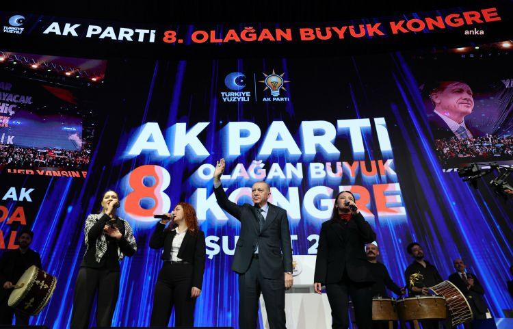 <p><span style="color:#B22222"><strong>EKONOMİYE DAİR DİKKAT ÇEKEN MESAJ</strong></span></p>

<p>Ekonomik anlamda Cumhuriyet tarihinin en yüksek Merkez Bankası rezervlerine ulaşıldığını belirten Erdoğan, "<strong><em>Uluslararası sermayeli yatırım şirketi sayısı 83 bini aştı. Üretim ve ihracatla birlikte istihdam rakamlarımız artıyor. İşsizlik oranımızı yüzde 8,5 seviyesine indirdik. Deprem bölgemizde 101 bininci konutun anahtarlarını teslim ettik. Enflasyondaki düşüş hızla devam edecek. İnşallah biraz daha sabrederek inşallah hedeflerimize ulaşacağız” </em></strong>dedi.</p>
