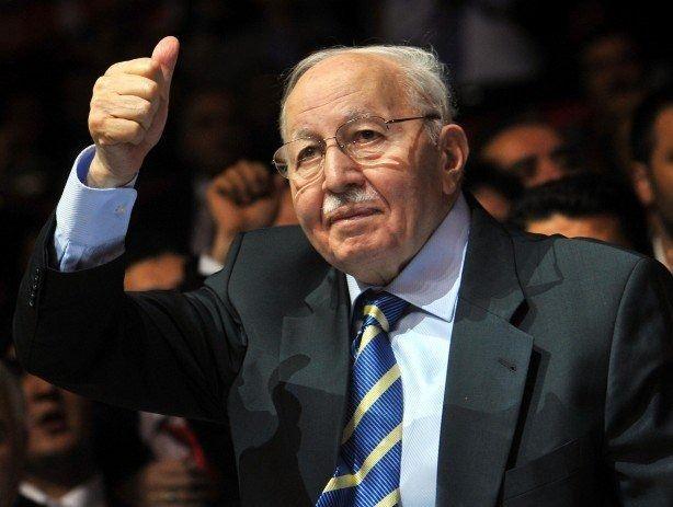 <p>54. HÜKÜMET'TE BAŞBAKANLIK YAPTI</p>

<p> </p>

<p>Hükümet kurma görevini Cumhurbaşkanı Demirel'den alan Erbakan, Tansu Çiller'in genel başkanlığındaki Doğru Yol Partisi ile 54. Hükümeti kurarak 28 Haziran 1996'da başbakanlık koltuğuna oturdu.</p>

<p> </p>

<p>Başbakan Erbakan, dış politikada G-7'lere karşı gelişmekte olan Müslüman ülkeleri bir araya getirmek için D-8'leri kurdu.</p>
