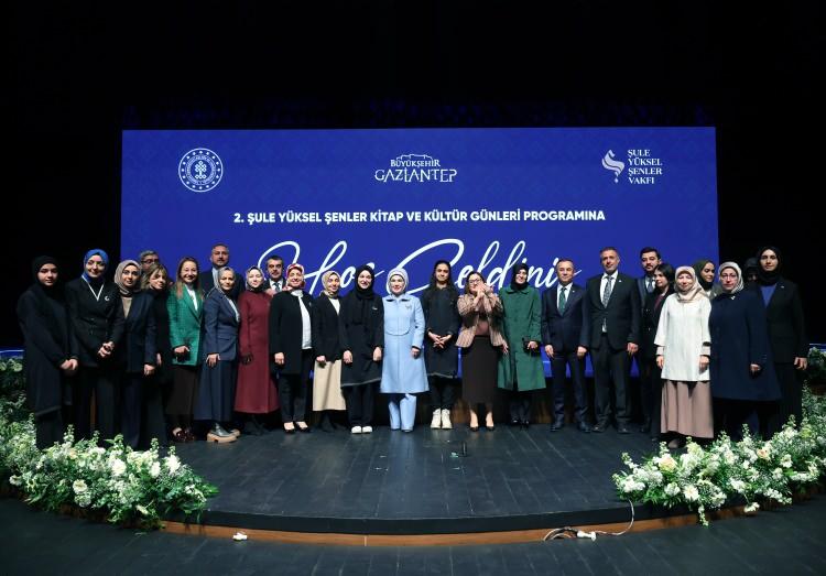 <p>Programda, Emine Erdoğan'a, Milli Eğitim Bakanı Yusuf Tekin, AK Parti TBMM Grup Başkanvekili ve Şule Yüksel Şenler Vakfı Başkanı Leyla Şahin Usta, AK Parti TBMM Grup Başkanvekili Abdulhamit Gül, Gaziantep Valisi Kemal Çeber ve Gaziantep Büyükşehir Belediye Başkanı Fatma Şahin eşlik etti.</p>
<p> </p>