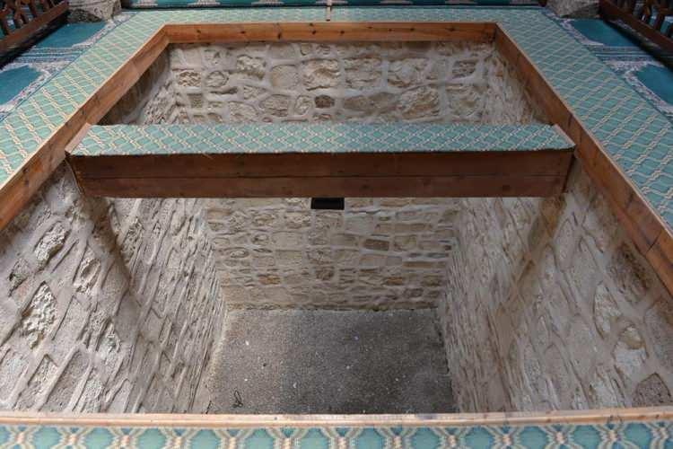 <p><strong>Çilehanenin, güvenlik tertibatıyla olan ilişkisine dikkati çeken Muşmal, şöyle konuştu:</strong></p>

<p><em><strong>"Bey mahfilinin altında konumlandırılan çilehaneden iki dehlizle dışarıya, göl kıyısındaki kayıkhaneye ve surların dışına ulaşılabiliyordu. Bu da bize, herhangi bir baskında, kuşatmada ya da şehir düştüğünde, beyin kayıkhaneye tahliye edilerek, göl üzerinden Kubadabad Sarayı'na veya muhkem adalara götürülmesine imkan sağlandığını gösteriyor. Tünellerin boyutu çok yoğun bir tahliye imkanı tanımıyor ama kritik önemde olan insanların tahliyesini kaldıracak kapasitede. Zaten beylik merkezi de çok kalabalık değildi."</strong></em></p>
