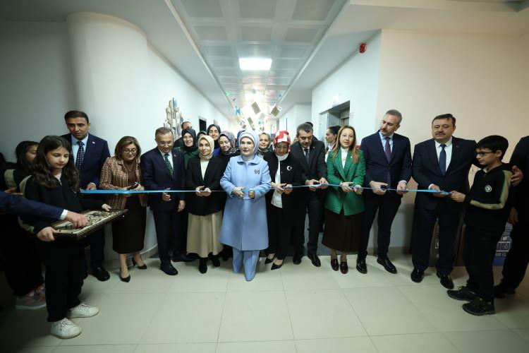 <p>Burada öğretmenlerle sohbet eden Emine Erdoğan ve Yusuf Tekin, öğretmenlerin taleplerini dinledi.</p>
<p> </p>