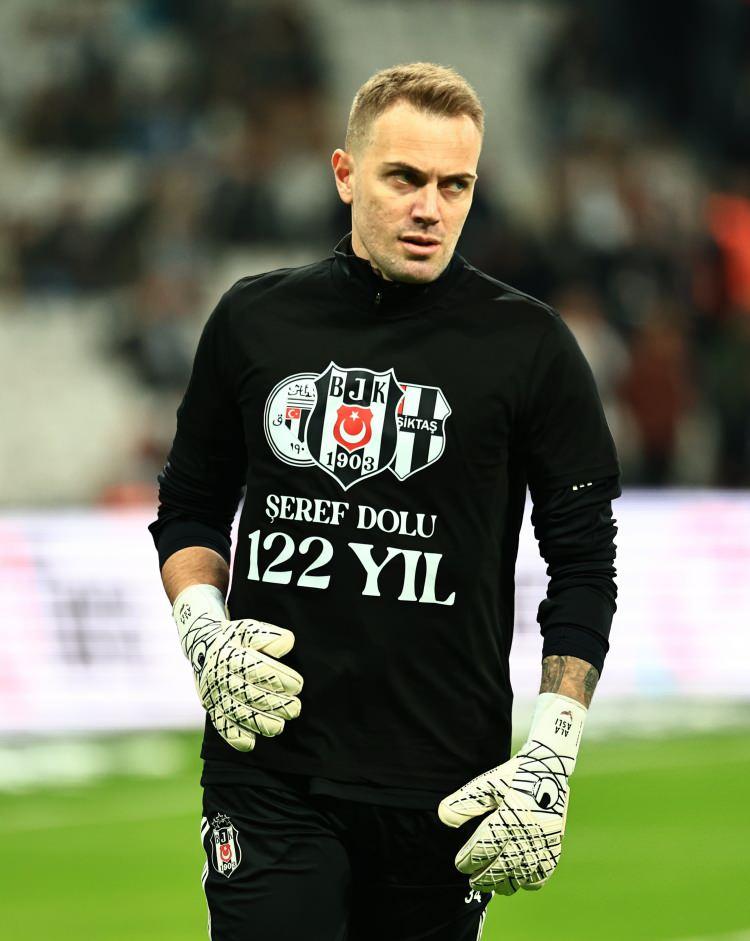 <p>Karşılaşma öncesi Beşiktaşlı futbolcular ısınmaya, "Şeref Dolu 122 Yıl" yazılı tişörtlerle çıktı. </p>
