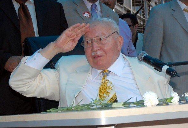 <p>AYASOFYA'DA NAMAZ DAVETİ PARTİ KAPATMA GEREKÇESİ OLDU</p>

<p> </p>

<p>Erbakan ve arkadaşlarının izlediği siyaset tarzı, pek çok çevrenin dikkatini çekti. 12 Mart 1971 muhtırasının ardından mayıs ayında "laikliğe aykırı çalışmalar yürüttüğü" iddiasıyla Milli Nizam Partisi kapatıldı. Partinin kapatılmasına ilişkin mahkeme kararının gerekçesinde, Erbakan'ın konuşmalarında halkı Ayasofya'da namaz kılmaya davet etmesi de yer aldı.</p>

<p> </p>

<p>Partisinin kapatılmasının ardından Erbakan, arkadaşlarıyla 11 Ekim 1972'de Milli Selamet Partisini (MSP) kurdu. Parti, 1973'teki seçimde 48 milletvekilliği ve 3 senatörlük kazanarak 51 parlamenterle Meclis'e girdi.</p>

<p> </p>

<p>Seçimlerden hemen sonra CHP Genel Başkanı Bülent Ecevit ile yapılan görüşmelerin ardından CHP-MSP koalisyon hükümeti kuruldu. Erbakan, bu hükümette başbakan yardımcısı olarak görev aldı.</p>

