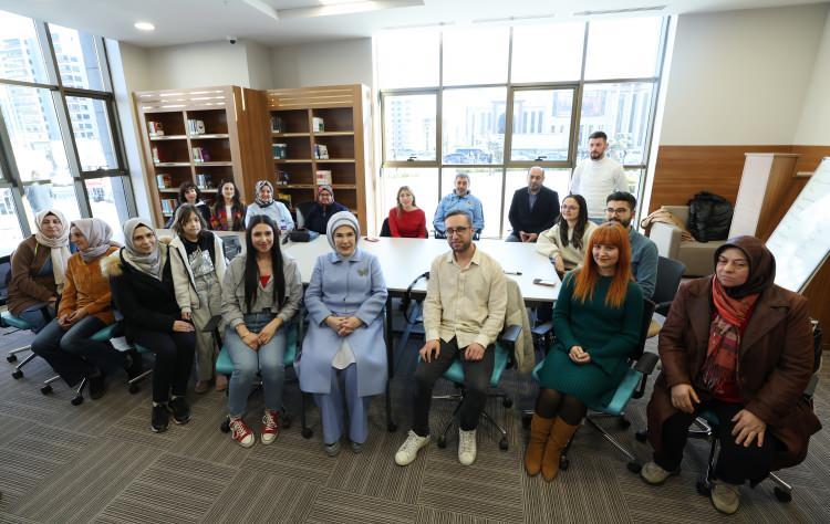 <p>Cahit Zarifoğlu Çocuk Kütüphanesine geçen Emine Erdoğan, çocuklardan oluşan koronun şarkılarını dinledi.</p>
<p> </p>