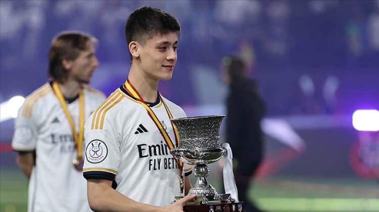 <p>Bu sezon tüm kulvarlarda 27 maça çıkıp sadece 967 dakika süre alan Arda Güler 3 gol, 5 asistlik skor katkısı verdi.</p>
