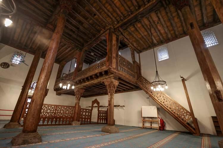 <p>Bu önlemlerden birinin de Eşrefoğlu Camisi'nde alındığını anlatan Muşmal, <strong><em>"Bu cami sadece ibadet edilen bir mekan değil, aynı zamanda halkın, devlet yöneticilerinin bir araya geldiği, istişare ettiği de bir yerdi. Beyliğin, zaman zaman elçilerle, devlet yöneticileriyle, beylik yöneticileriyle, halkıyla görüştüğü, devlet meselelerini konuştuğu bir meclisi var. İşte camideki bey mahfili bu işler için de kullanılıyordu. Altında da çilehane bulunuyor."</em></strong> ifadesini kullandı.</p>
