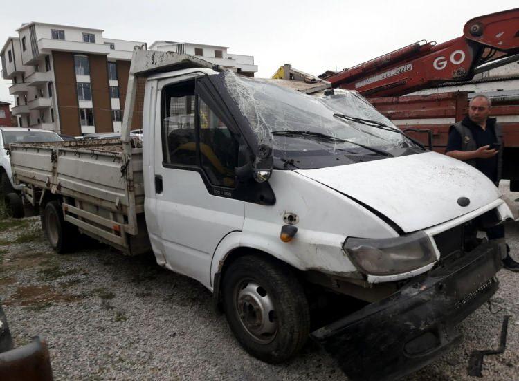 <p>Gölcük ilçesi Halıdere Mahallesi Eskiköy Caddesi’nde geçen yıl 18 Mayıs’ta 112 Acil Çağrı Merkezi'ne bir kamyonetin uçurumdan yuvarlandığı ihbarı üzerine ekipler bölgeye sevk edildi. </p>
