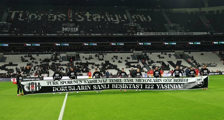 <p>Aynı zamanda Siyah-beyazlı oyuncular maç öncesi sahaya "Türk sporunun sarsılmaz temel taşı, milyonların göz bebeği, dorukların şanlı Beşiktaş'ı 122 yaşında" yazan pankartla çıktılar. </p>
