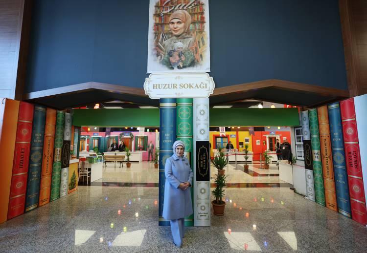 <p>Emine Erdoğan, <strong>"Şule Yüksel Şenler'in hatırasının, kitapseverleri bir araya getiren bu etkinlikte yaşatılmasını çok kıymetli buluyorum. Şule Yüksel Şenler Vakfını, büyük emekleri için kutluyor, Gaziantep Büyükşehir Belediyemize şükranlarımı sunuyorum."</strong> diye konuştu.</p>

<p> </p>
