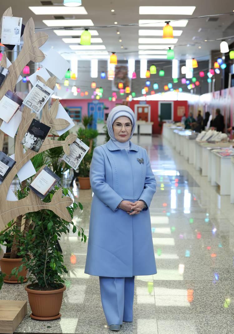 <p>Videoda, <strong>"Şule Yüksel Şenler, Emine Hanım ile Recep Tayyip Erdoğan'ın tanışıp evlenmelerine vesile olur. Bu evlilik, gelecekte Türkiye siyasetine yön verecek çok kıymetli bu gencin hayatının önemli dönüm noktalarındandır." </strong>ifadeleri yer aldı.</p>
<p> </p>