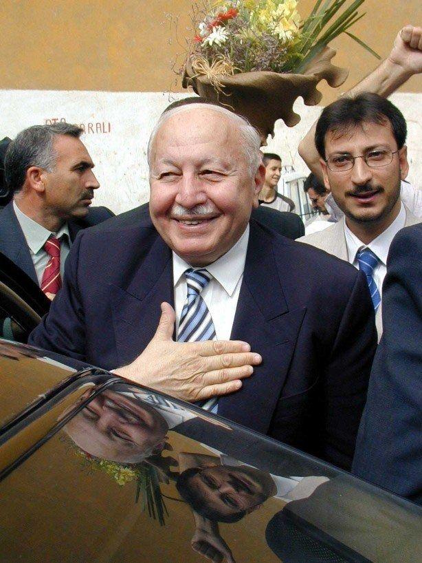 <p>Anayasa Mahkemesinde görülen Refah Partisinin kapatılması davası 16 Ocak 1998'de sonuçlandı. Refah Partisinin kapatılmasına ve aralarında Necmettin Erbakan'ın da bulunduğu 6 kişiye 5 yıl süreyle siyaset yasağı getirilmesine karar verildi.</p>

<p> </p>

<p>Erbakan, partisinin kapatılması kararının ardından yaptığı konuşmada, "Bu alınmış karar, tarihin akışı içerisinde basit bir noktadır. Böyle bir kararın yürürlüğe girmesiyle Türkiye'de halkımızın muazzam bir bölümünün partisi olan Refah Partisi ve onun davası, bu kararlardan zerre kadar etkilenmez. Bu kararlardan bir tek sonuç çıkar, o da refah inancının tek başına iktidarı. Bu olayın arkasından Refah Partisi davasının, camiasının çok daha büyüyüp gelişeceği kesinlikle açıktır." ifadelerini kullandı.</p>
