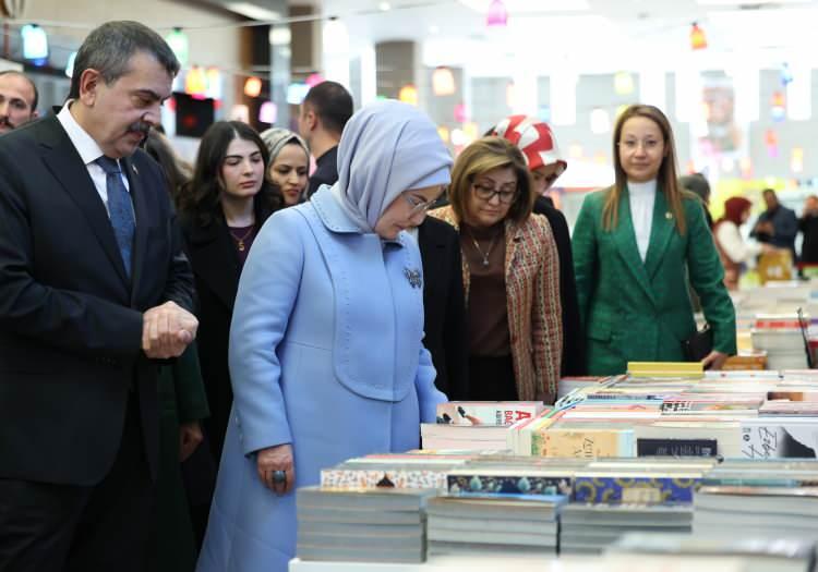 <p>Alana kurulan stantları gezen Emine Erdoğan, Şule Yüksel Şenler'in "Huzur Sokağı" kitabı ile Cumhurbaşkanı Erdoğan'ın <strong>"Daha Adil Bir Dünya Mümkün"</strong> kitabına ilgi gösterdi. Fuara gelen vatandaşlarla sohbet eden Emine Erdoğan, daha sonra açılış programı için salona geçti.</p>
<p> </p>
